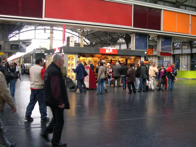  voyageurs sur les quais (gare de l'est)